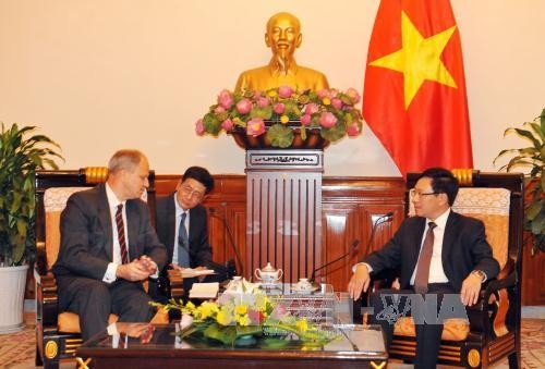 Deputy PM bids farewell to Cambodian, German ambassadors - ảnh 2